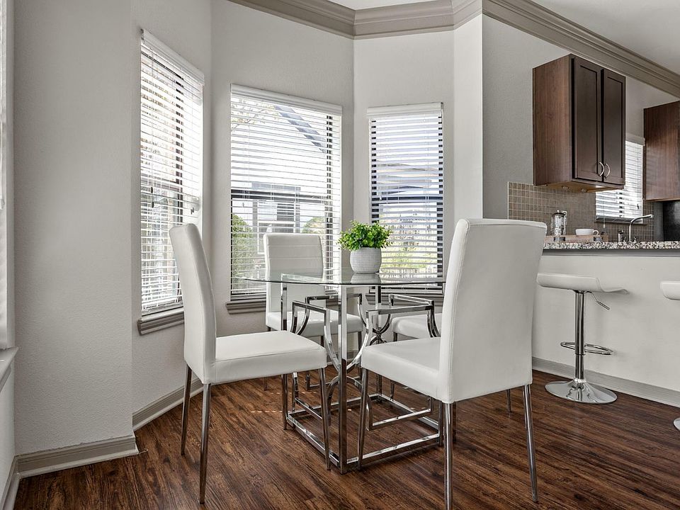 Avenues at Northpointe - Dining Area
