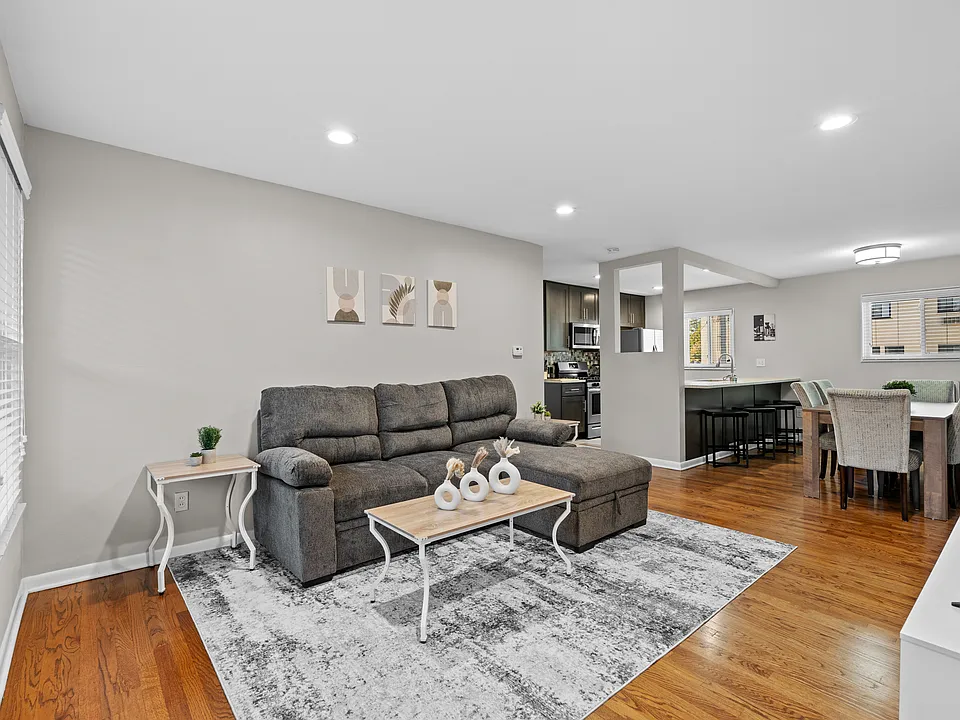 1703 W Catalpa Dr