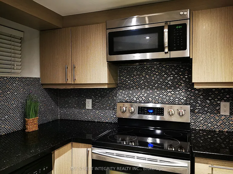 488 Manning Ave #BASEMENT — Photo 5