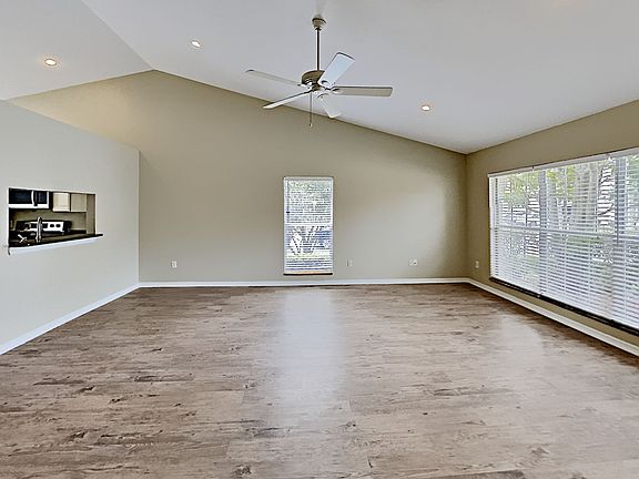 5th image of 833 W Charing Cross Cir