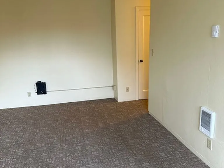 Eugene Manor Apartments — Photo 40
