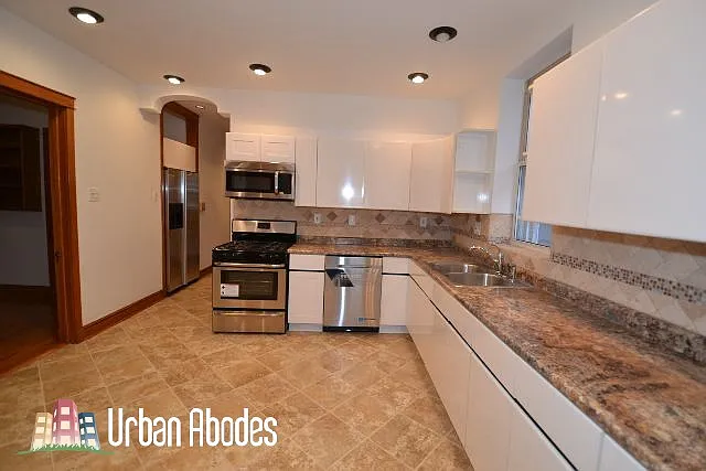 Building Photo - 4118 N Ashland Ave #1