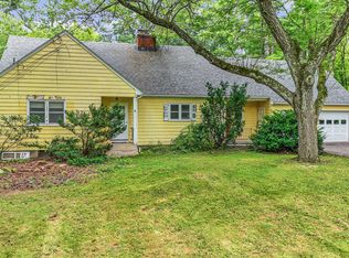 70 Laurel Ln, Simsbury, CT 06070