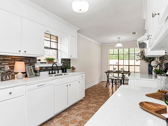 4th image of 16411 Hamilton Ave