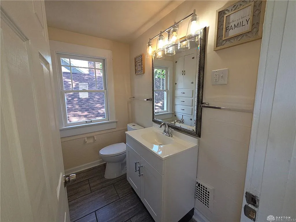 3 bed, 1.0 bath, 1351 sqft, $1,200 — Photo 4