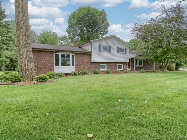 8695 Stout Ave, Grosse Ile, MI 48138