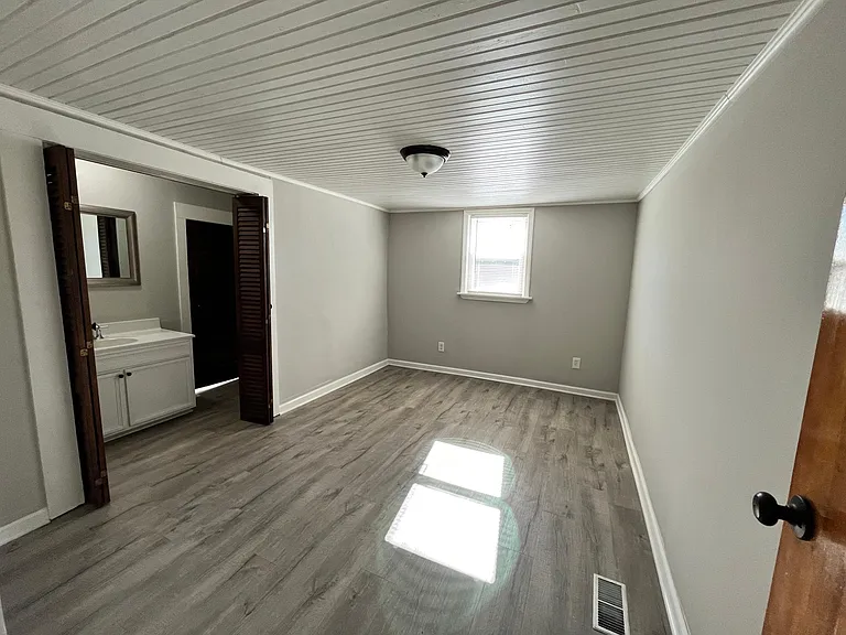 40 E Maple St — Photo 5