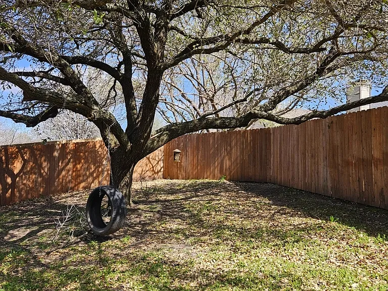 1929 Lakeview Cir — Photo 9