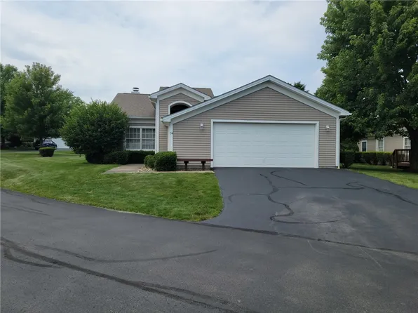 54 Golfwood Dr #54, Hermitage, PA 16148