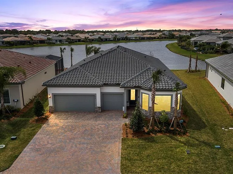 818 SE Courances Dr — Photo 25