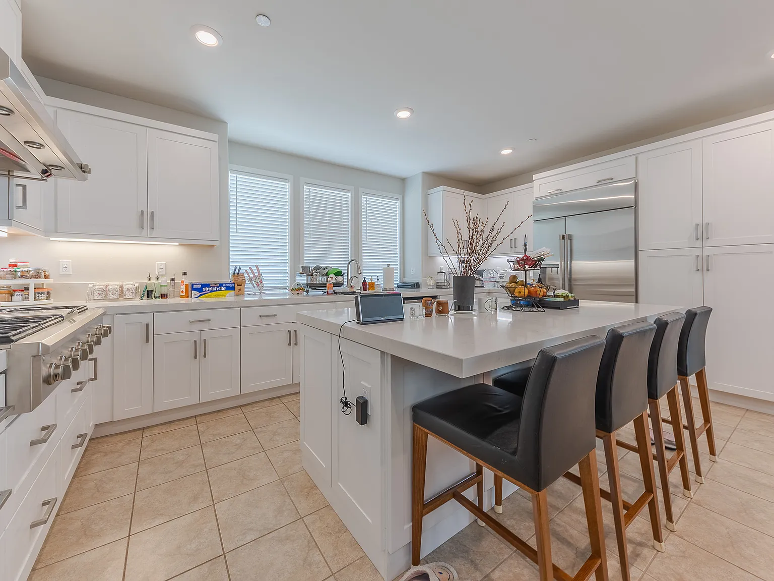 3 bed, 2.5 bath, 2452 sqft, $9,900 — Photo 3