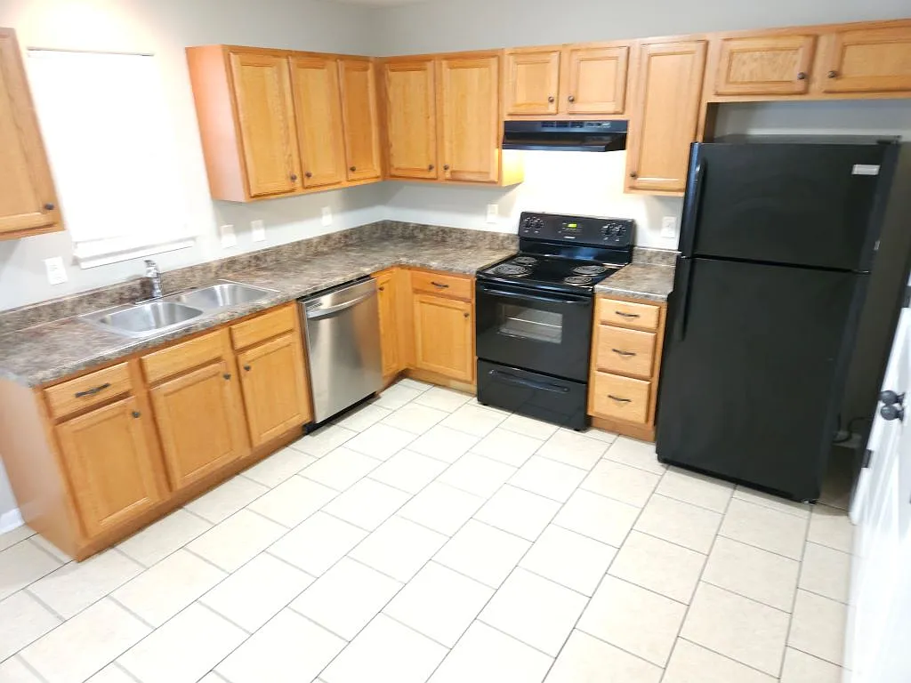 2 bed, 2.5 bath, 1100 sqft, $1,400 — Photo 3