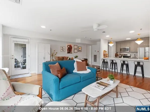 350 7th St APT 3F, Hoboken, NJ 07030