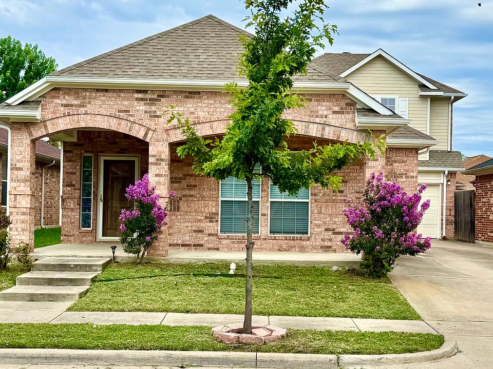 1st image of 2639 Blackstone Dr
