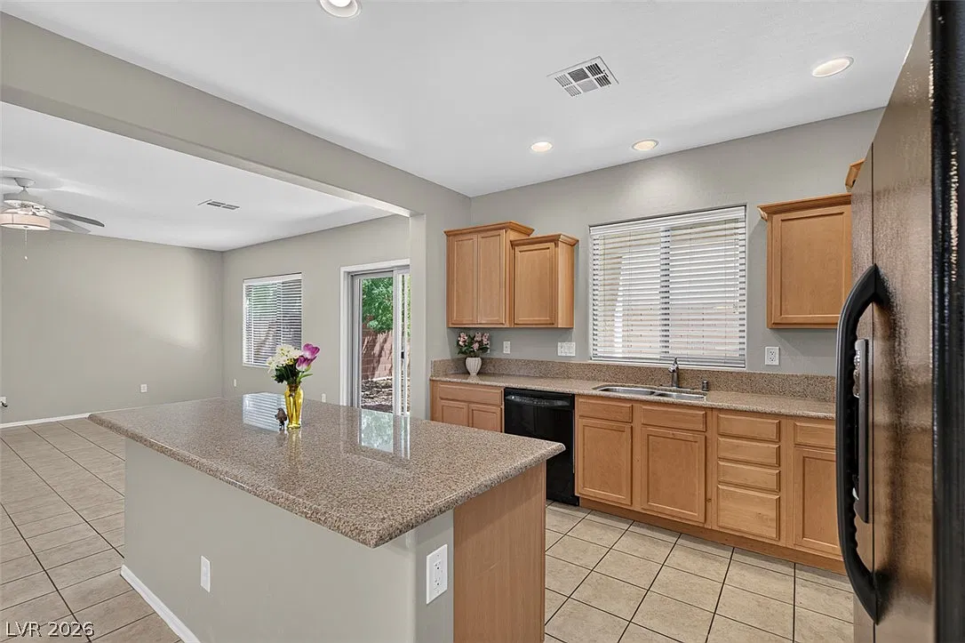 3 bed, 2.5 bath, 2018 sqft, $2,325 — Photo 2