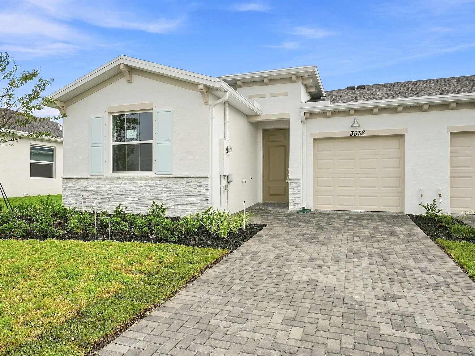 3 bed, 2.0 bath, 1435 sqft, $2,200 — Photo 2