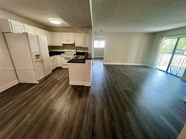 350 Palm Cir W #203 — Photo 2