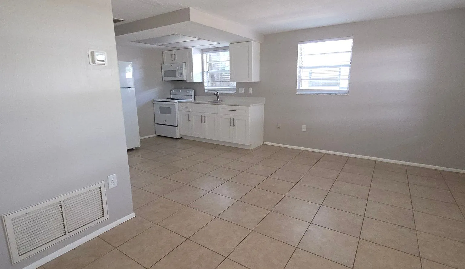 Moveinready 1 bedroom, 1 bathroom residence located in the heart of Nokomis. — Photo 1