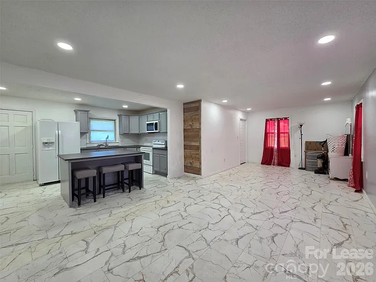 117 Oakview Dr — Photo 2
