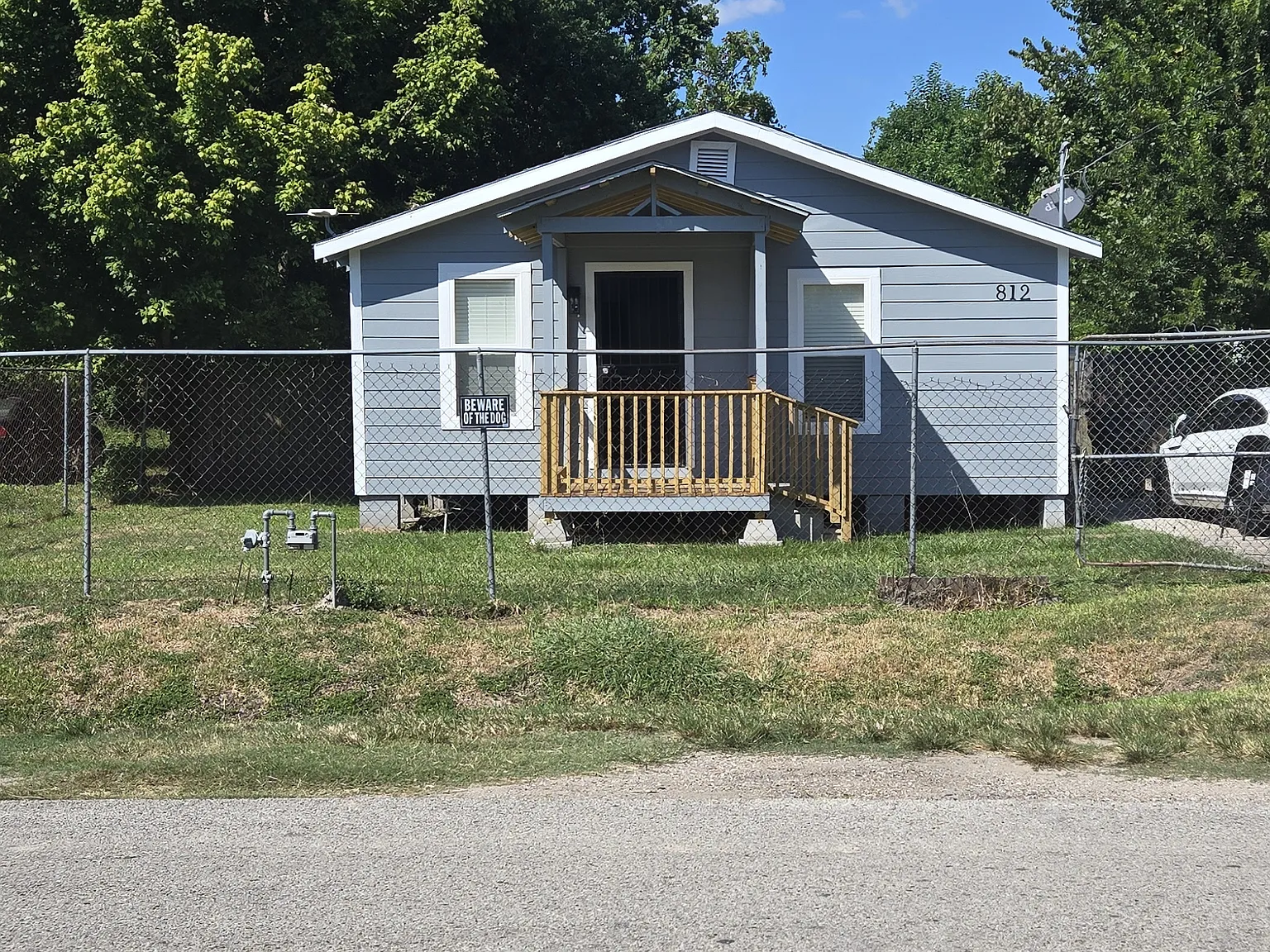 812 Granville Dr — Photo 2