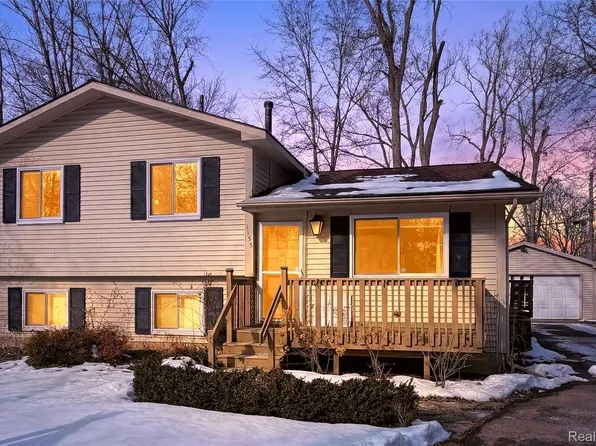1155 Seabury Dr, Lake Orion, MI 48362