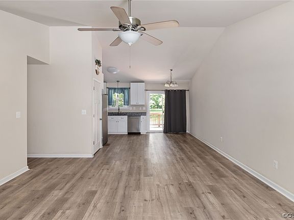 5th image of 615 Clover Hill Dr