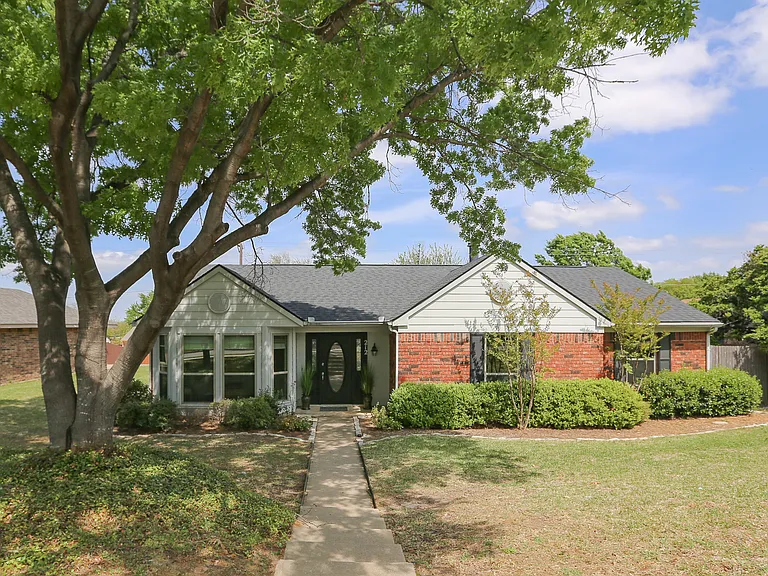 212 Aspenway Dr — Photo 1