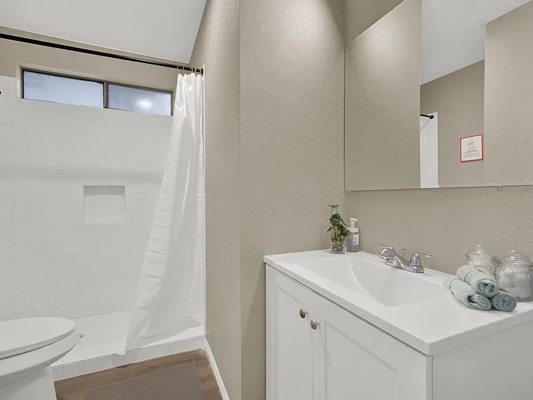 shared full bathroom for bedroom 1, 2 & 3