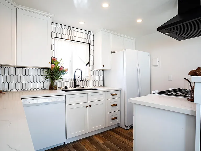 28187 Robin Ave — Photo 5