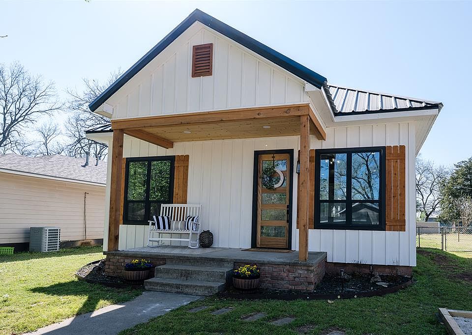 1st image of 209 Chestnut St