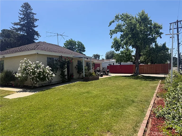 907 Fremont St — Photo 2