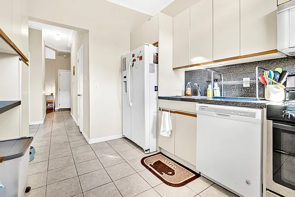 Rented by Halvatzis Realty | media 33