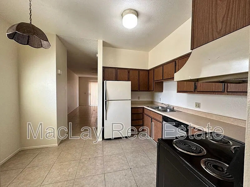 1 bed, 1.0 bath, 650 sqft, $795 — Photo 2