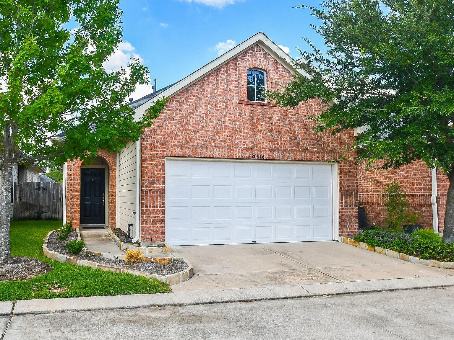 3 bed, 2.0 bath, 1529 sqft, $2,200 — Photo 3
