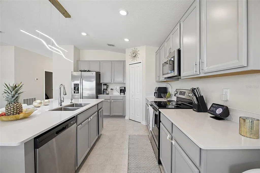 4 bed, 2.0 bath, 1950 sqft, $2,500 — Photo 4