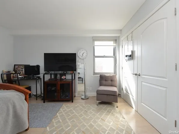 61-20 Grand Cent Parkway image 31 of 32