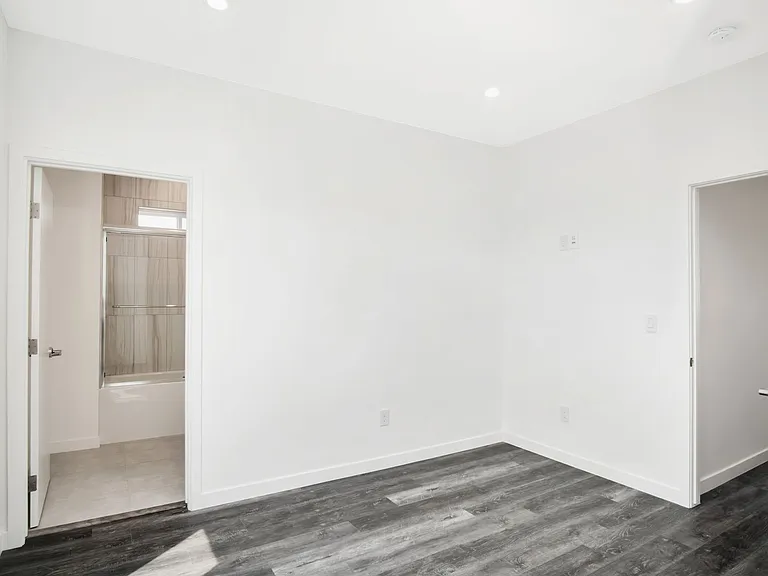 Brand New 3Bed/3.5 Bath Townhouse Available Now! — Photo 13