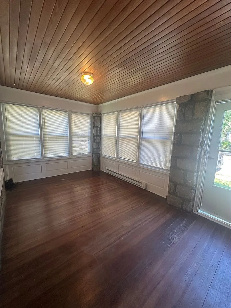 Large 3 Bed/ 1 Bath For Rent — Photo 4