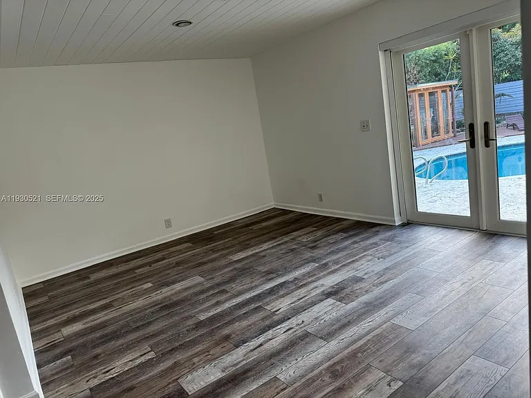 985 NE 115th St — Photo 8