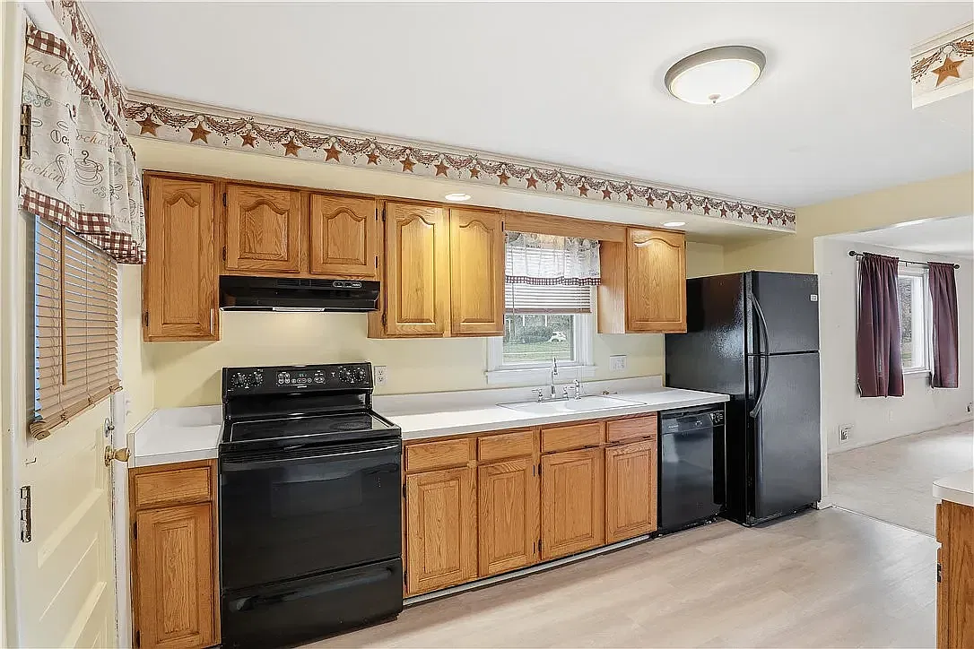 4 bed, 1.5 bath, 1836 sqft, $2,295 — Photo 4