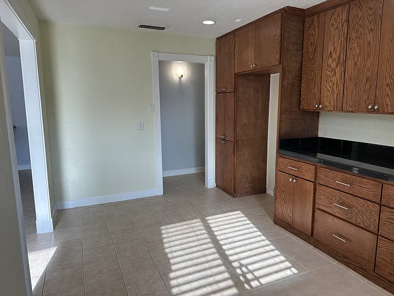 2109 Cedarcrest Dr — Photo 7