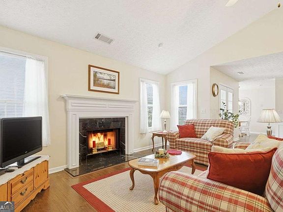 5th image of 916 Elijah Way