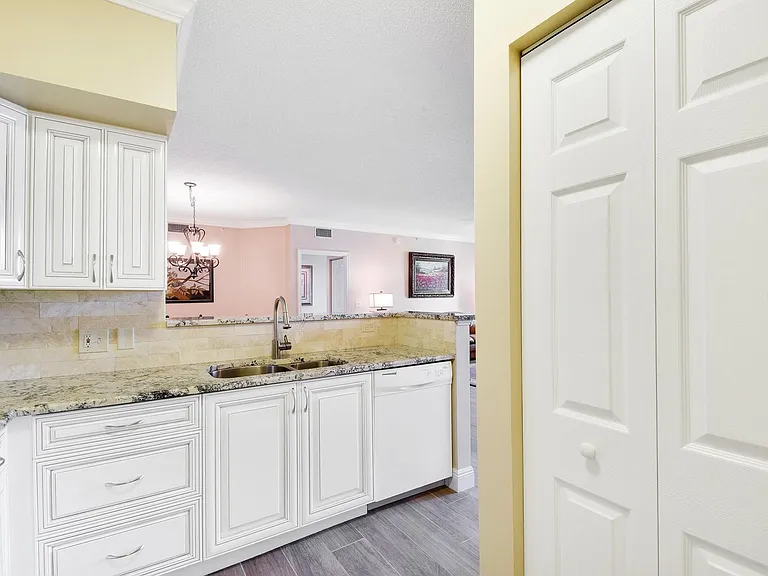 11740 Saint Andrews Pl — Photo 5