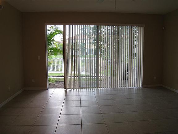 5th image of 890 Pipers Cay Dr