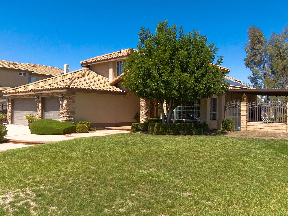 E view of enclosed patio