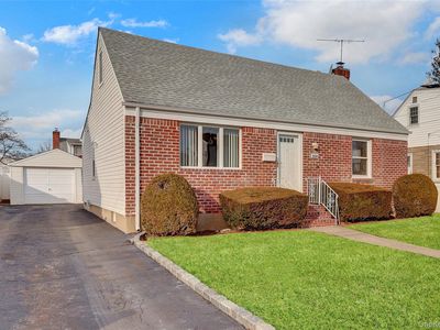 206 9th Street, Hicksville, NY, 11801