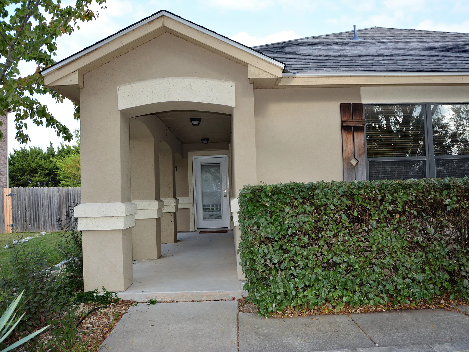 3 bed, 1988 sqft, $1,950 — Photo 2