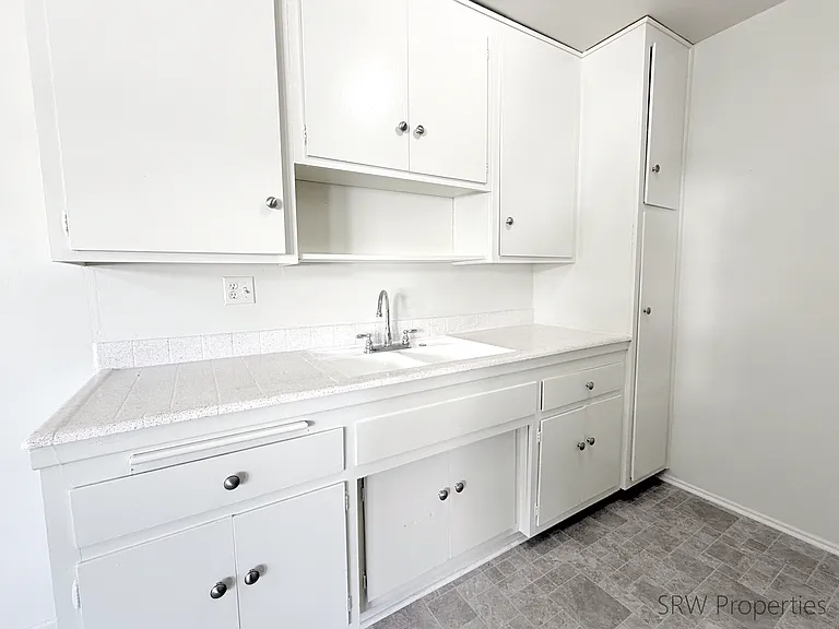 5000 Woodman Ave #14 — Photo 7