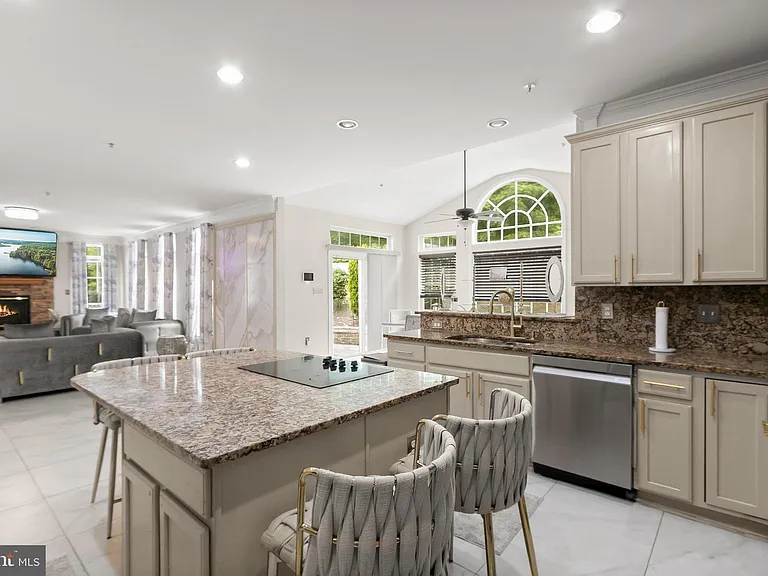 7202 Exbury Ct — Photo 10