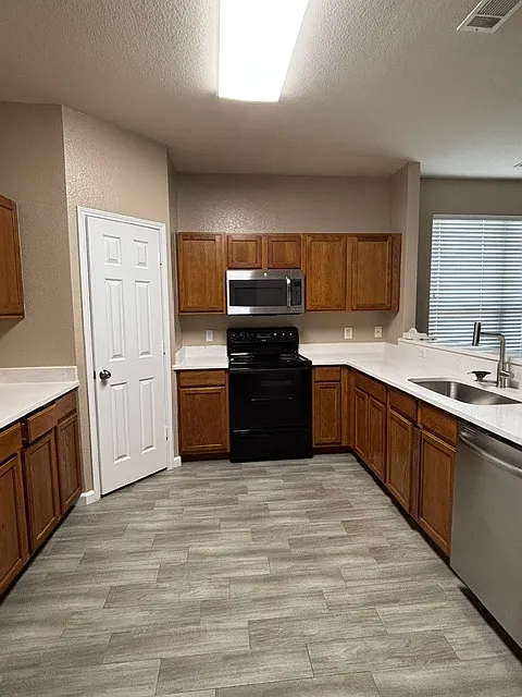 3 bed, 1900 sqft, $2,400 — Photo 4